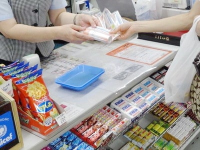 航空会社の生協店舗における化粧品試供品セットのサンプリング事例