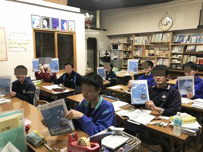 小中生に向けた携帯キャリアの学割訴求ツールサンプリング事例