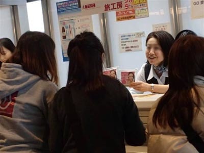 空港でのクレンジング商品サンプリング事例1