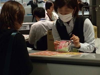 空港でのクレンジング商品サンプリング事例2