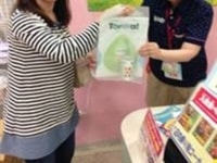 大手流通店内の子供向け室内遊園地での飲料サンプリング事例 1