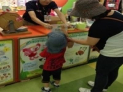大手流通店内の子供向け室内遊園地での飲料サンプリング事例 3