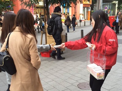 店舗オープン告知ポケットティッシュの街頭配布事例1