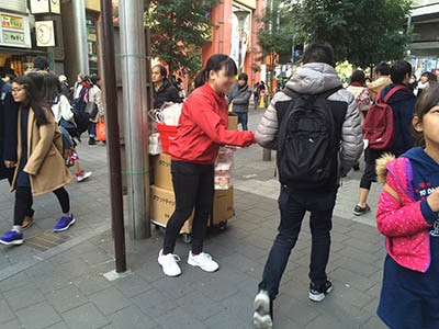 店舗オープン告知ポケットティッシュの街頭配布事例3