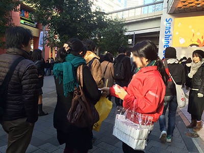 店舗オープン告知ポケットティッシュの街頭配布事例4