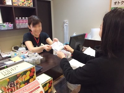 看護師とヨガ生徒に向けたスキンケアジェルパック商品のサンプリング事例1