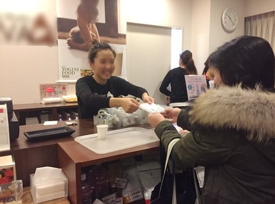 看護師とヨガ生徒に向けたスキンケアジェルパック商品のサンプリング事例2