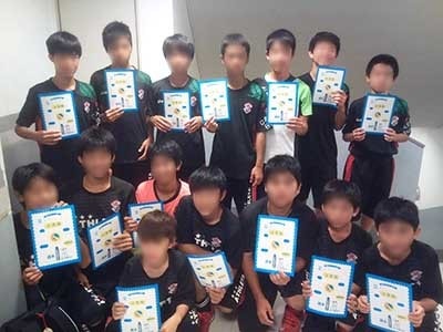 フットサル場での30~40代男性向けスプレー式鎮痛消炎剤無料引換券付き冊子サンプリング事例3