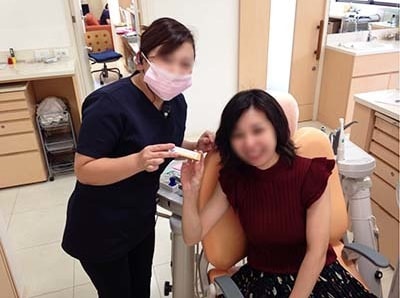 美容意識の高い女性に向けた審美歯科でのメタリン酸ナトリウム配合ガムサンプリング事例2