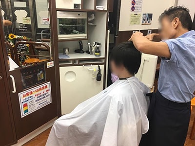 ヘアカット専門店での大手ビールメーカーサイネージ映像広告事例1