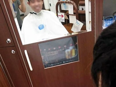 ヘアカット専門店での大手ビールメーカーサイネージ映像広告事例2