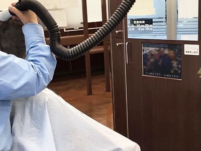 ヘアカット専門店での大手ビールメーカーサイネージ映像広告事例3