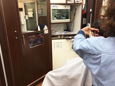 ヘアカット専門店での大手ビールメーカーサイネージ映像広告事例4