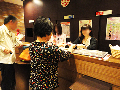 温浴施設での保湿ケア商材のサンプリング&体験什器設置プロモーション事例2