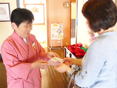 温浴施設での保湿ケア商材のサンプリング&体験什器設置プロモーション事例3