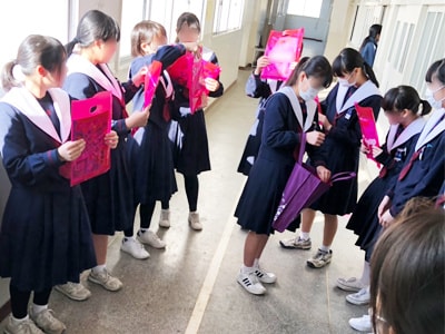 新高校１年生の女子生徒に向けたファッション通販カタログ＆ペンのサンプリング事例2