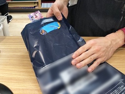 大手書店の男性客に向けた人気漫画アプリゲーム周年イベント告知のサンプリング事例1