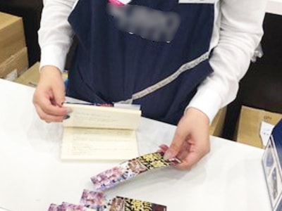 大手書店の男性客に向けた人気漫画アプリゲーム周年イベント告知のサンプリング事例2