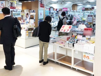 大手書店の男性客に向けた人気漫画アプリゲーム周年イベント告知のサンプリング事例4