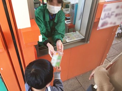 屋外レジャー施設での子供向け薬用スキンケア商品のサンプリング事例3