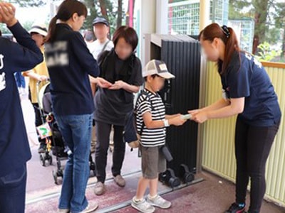 屋外レジャー施設での子供向け薬用スキンケア商品のサンプリング事例4