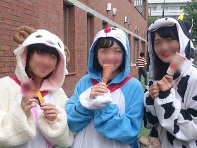 高等学校と大学の学祭で学生に向けたアイスクリーム自販機の設置&販売事例1