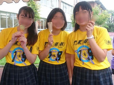 高等学校と大学の学祭で学生に向けたアイスクリーム自販機の設置&販売事例2