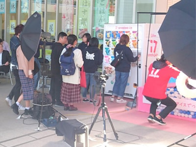 高等学校と大学の学祭で学生に向けたアイスクリーム自販機の設置&販売事例3
