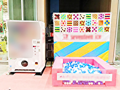高等学校と大学の学祭で学生に向けたアイスクリーム自販機の設置&販売事例4