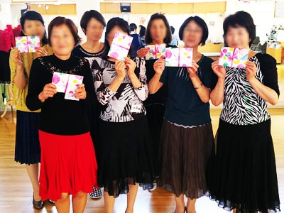 社交ダンス・フラダンス教室でのアクティブシニアに向けた吸水ライナー&ナプキンのサンプリング事例1