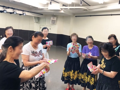 社交ダンス・フラダンス教室でのアクティブシニアに向けた吸水ライナー&ナプキンのサンプリング事例3