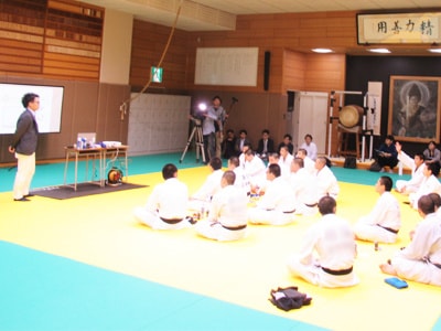 高校の男子運動部員に向けた汗/ニオイケアのセミナー開催&デオドラント商品のサンプリング事例2