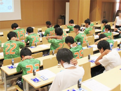 高校の男子運動部員に向けた汗/ニオイケアのセミナー開催&デオドラント商品のサンプリング事例3