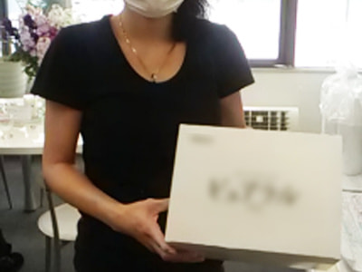 20~30代の働く女性に向けたオフィス休憩シーンでのリンゴ味グミのサンプリング事例4