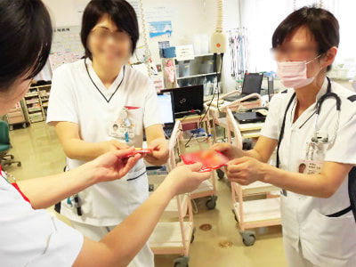 20~30代の働く女性に向けたオフィス休憩シーンでのリンゴ味グミのサンプリング事例2
