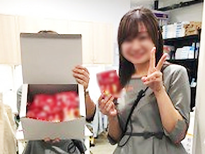 20~30代の働く女性に向けたオフィス休憩シーンでのリンゴ味グミのサンプリング事例1