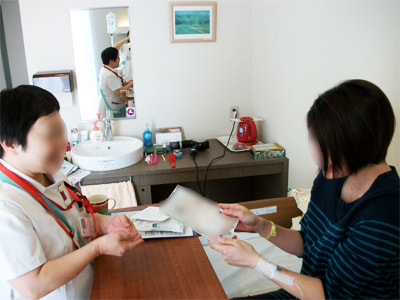 産婦人科医院での生後1ヶ月以上の赤ちゃんから大人まで使える敏感肌用全身保湿クリームのサンプリング事例2