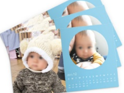 ママ向け写真共有アプリ無料フォトカレンダー同梱広告