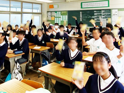 食べ盛りの中学生を持つ保護者に向けた食卓応援「新ルウ調味料」のサンプリング事例4