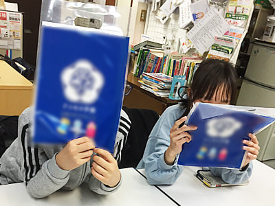 東京23区内の小中学生に向けた大手携帯キャリア学割プラン訴求啓発冊子とノベルティのサンプリング事例2