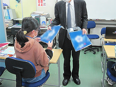 東京23区内の小中学生に向けた大手携帯キャリア学割プラン訴求啓発冊子とノベルティのサンプリング事例