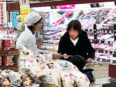 買物客に向けた大手GMSでのオリーブオイル2種のサンプリングとサンプリングスタッフ派遣事例2