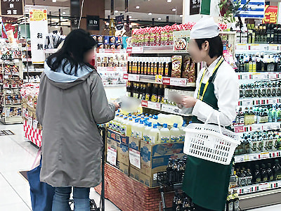 買物客に向けた大手GMSでのオリーブオイル2種のサンプリングとサンプリングスタッフ派遣事例1