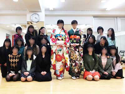成人式間近の高校3年生と専門学校の女子学生に向けた振袖の小冊子サンプリングと振袖に係わる出前授業実施事例1