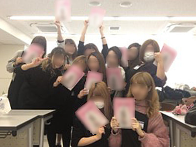 成人式間近の高校3年生と専門学校の女子学生に向けた振袖の小冊子サンプリングと振袖に係わる出前授業実施事例2