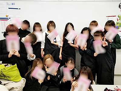 成人式間近の高校3年生と専門学校の女子学生に向けた振袖の小冊子サンプリングと振袖に係わる出前授業実施事例4