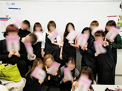 成人式間近の高校3年生と専門学校の女子学生に向けた振袖の小冊子サンプリングと振袖に係わる出前授業実施事例