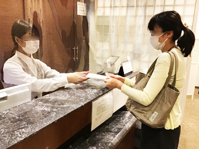 お肌に気を遣う女性の多い美容皮膚科及び皮膚科の女性患者に向けたリニューアル生理用ナプキン2種のサンプリング事例1
