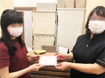 お肌に気を遣う女性の多い美容皮膚科及び皮膚科の女性患者に向けたリニューアル生理用ナプキン2種のサンプリング事例2