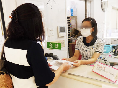 お肌に気を遣う女性の多い美容皮膚科及び皮膚科の女性患者に向けたリニューアル生理用ナプキン2種のサンプリング事例4